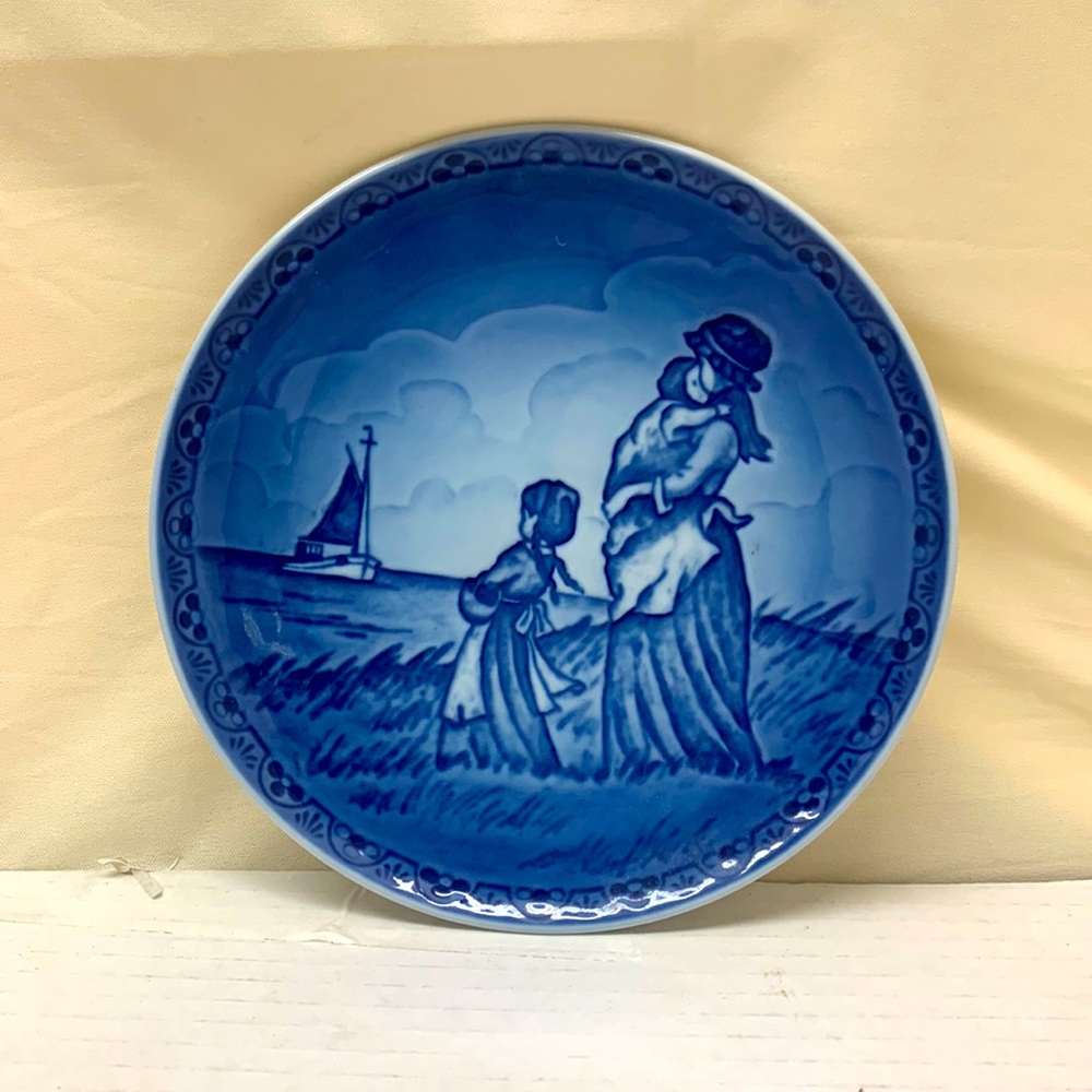 1989 Royal Copenhagen Plate First Edition Motherhood Series Father’s homecoming